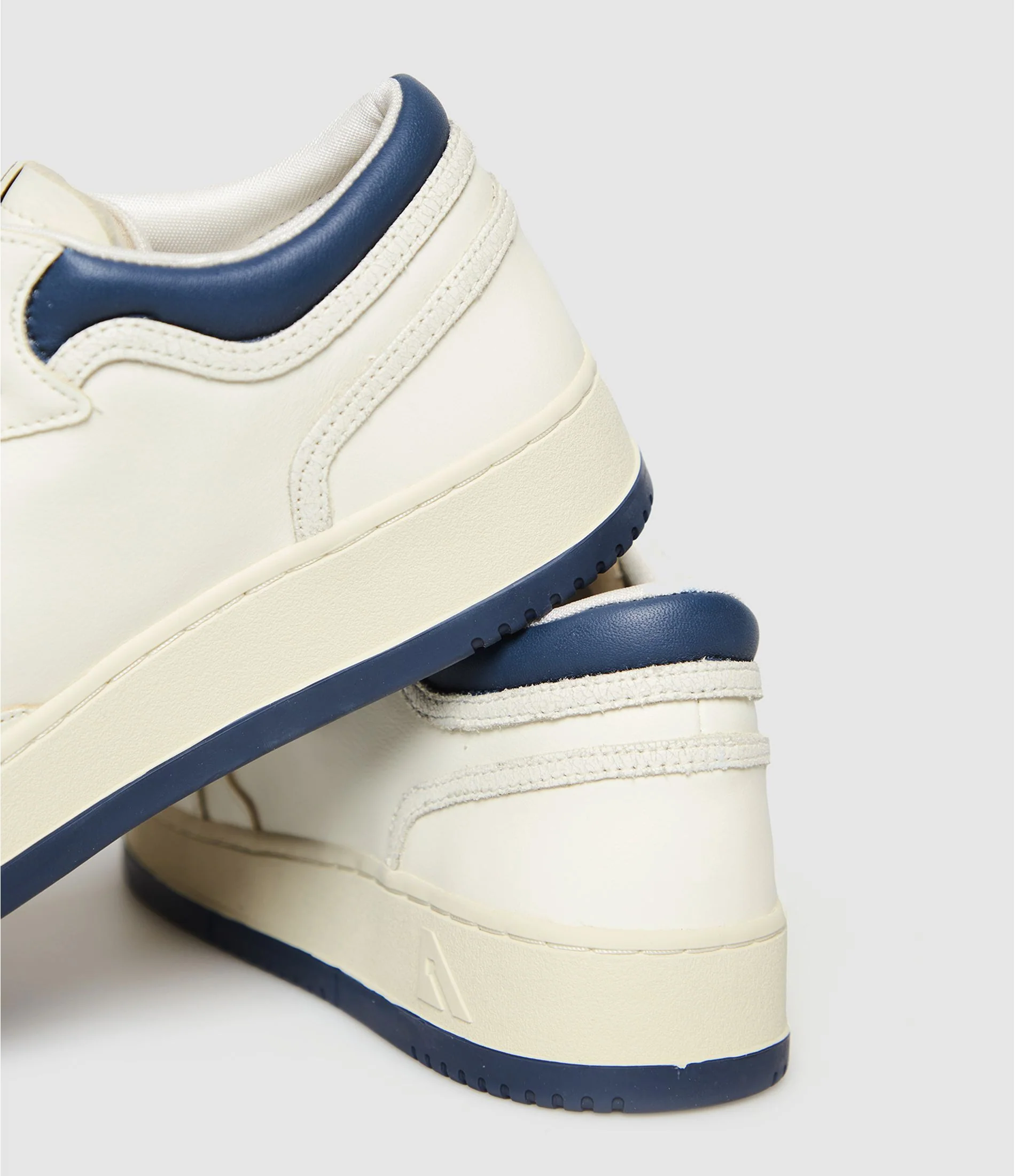 AUTRY BASKETS MED-WAY EN CUIR MARSHMALLOW ET ENSIGN BLEU – Image 4