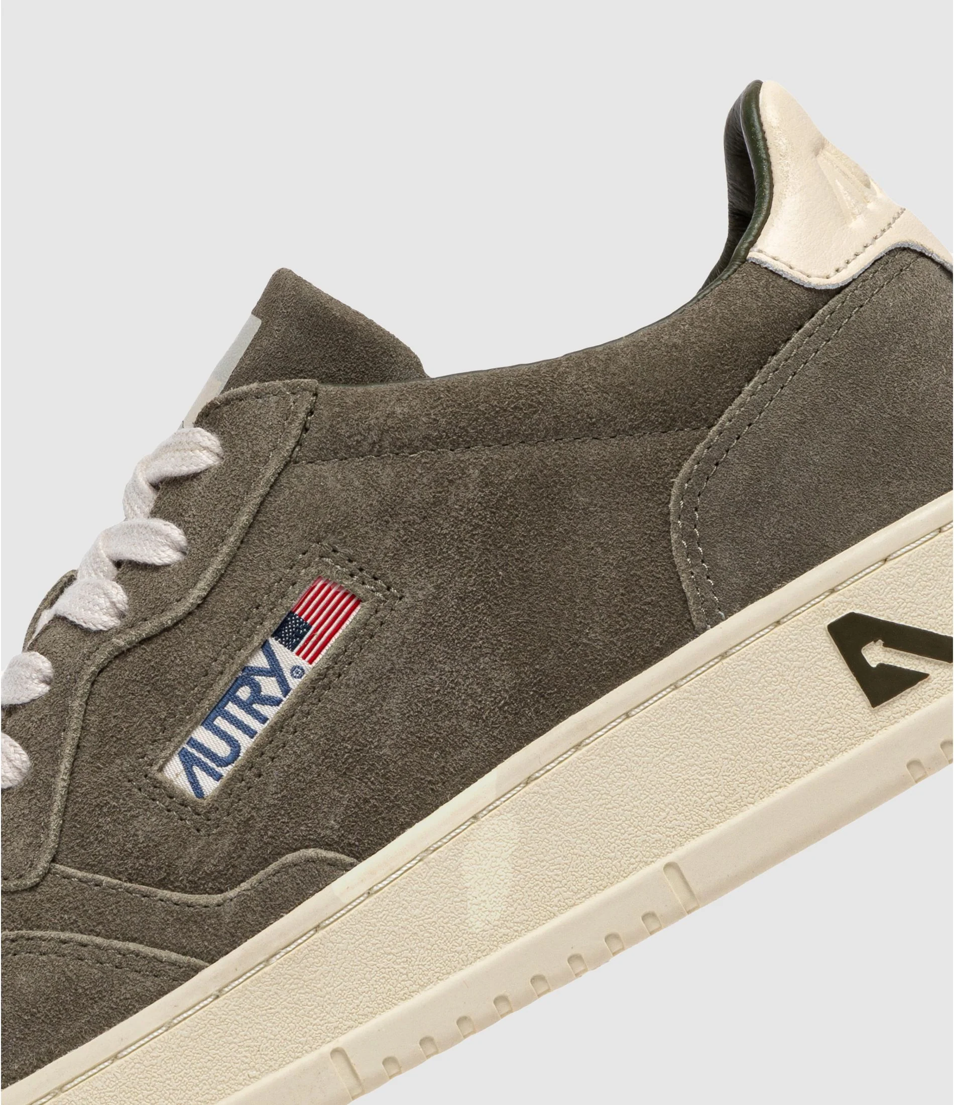 AUTRY BASKETS MEDALIST LOW EN DAIM WHITE ET MISLET – Image 7