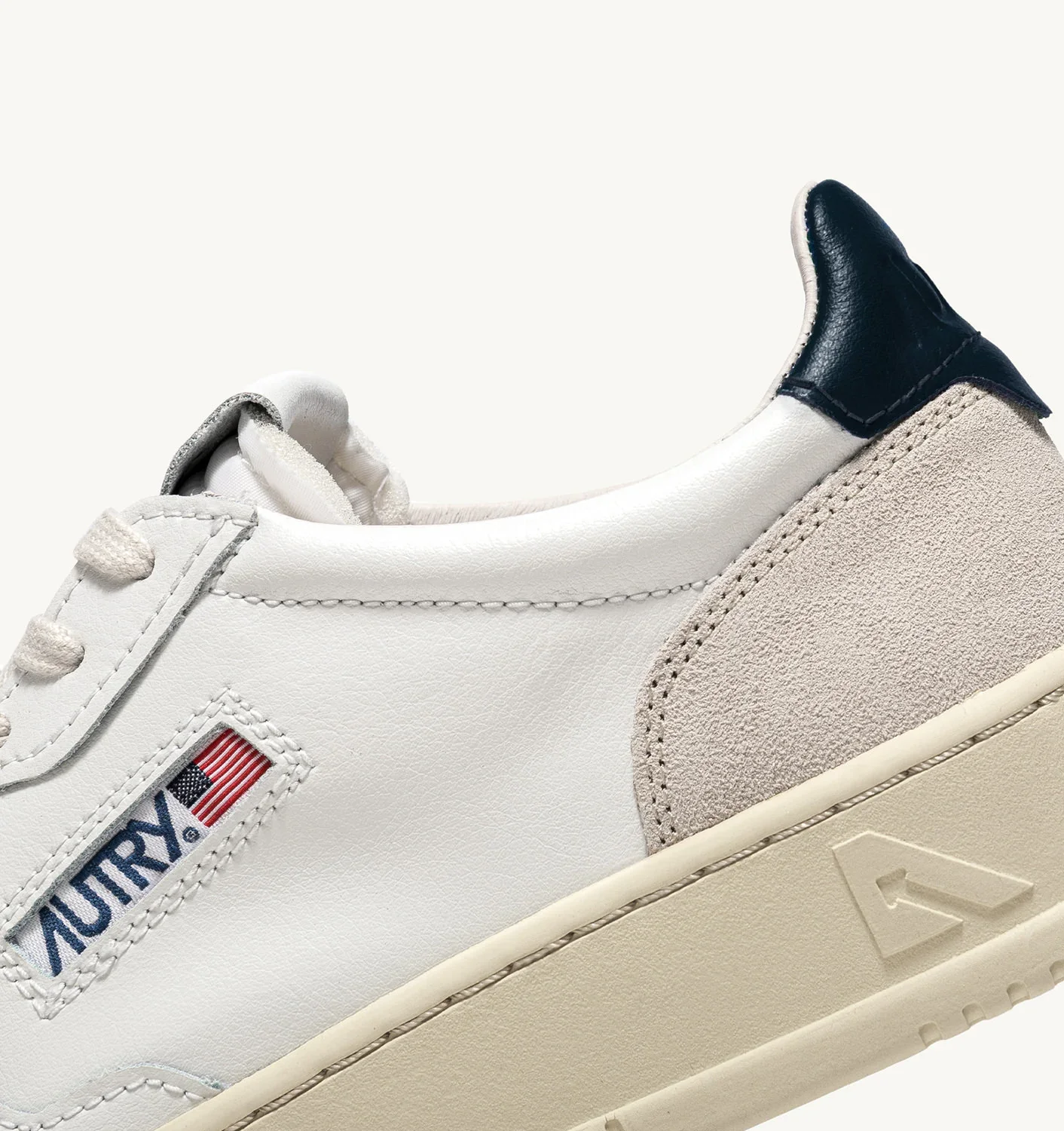 AUTRY MEDALIST LOW EN CUIR BLANC ET BLEU ET DAIM BEIGE – Image 7
