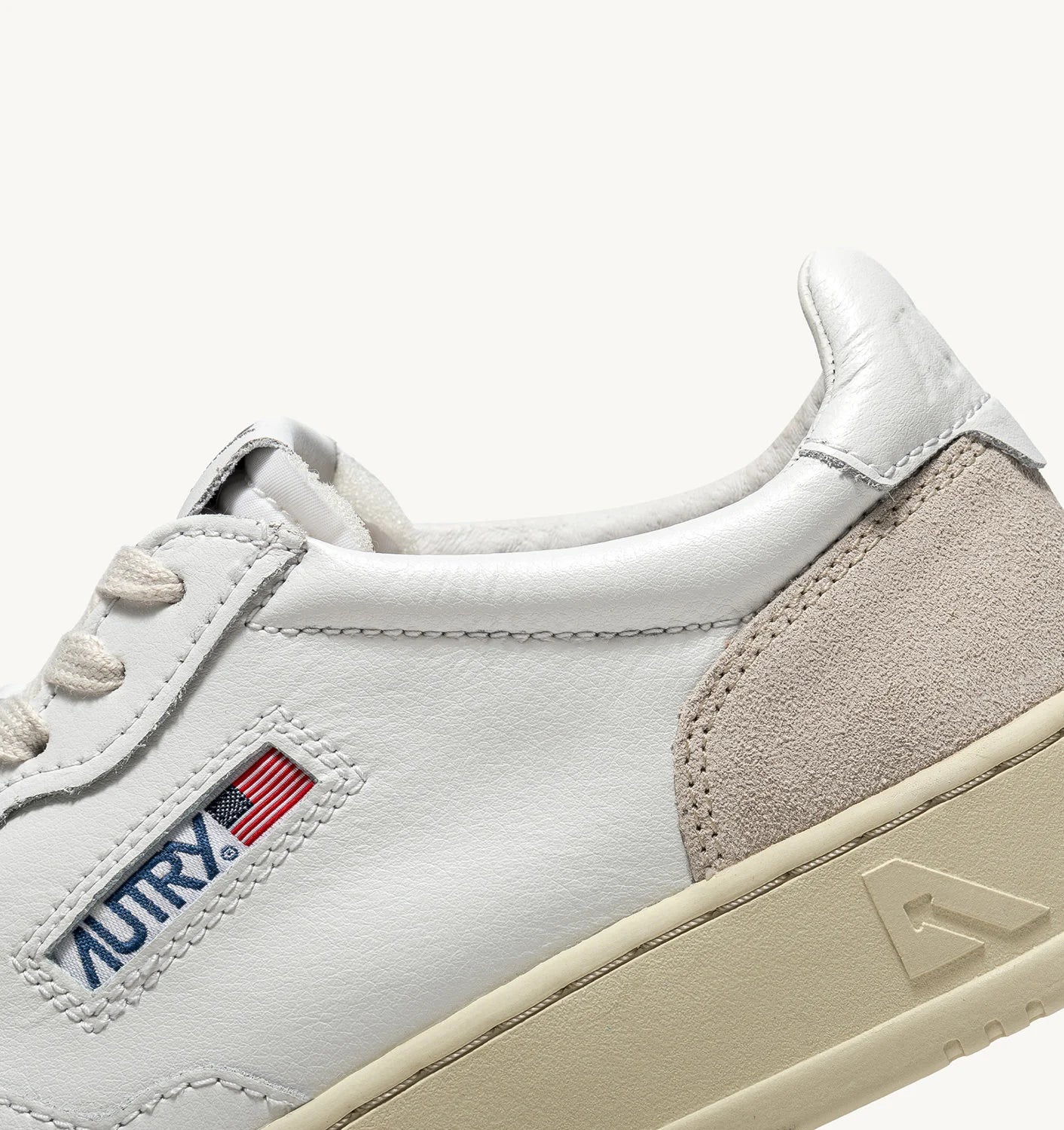 AUTRY MEDALIST LOW EN CUIR BLANC ET DAIM BEIGE – Image 7