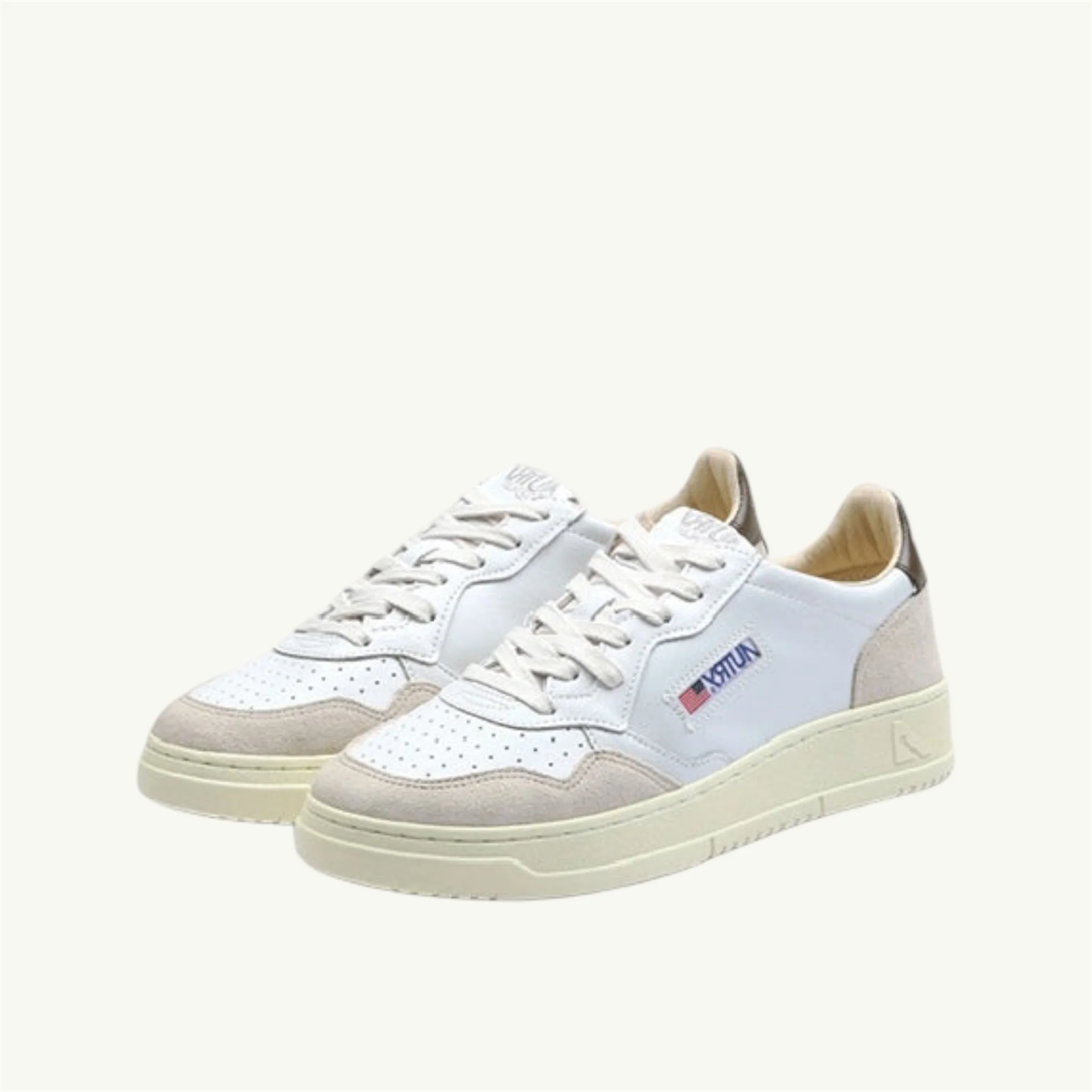 AUTRY MEDALIST LOW EN CUIR BLANC ET TEAK ET DAIM BEIGE – Image 3