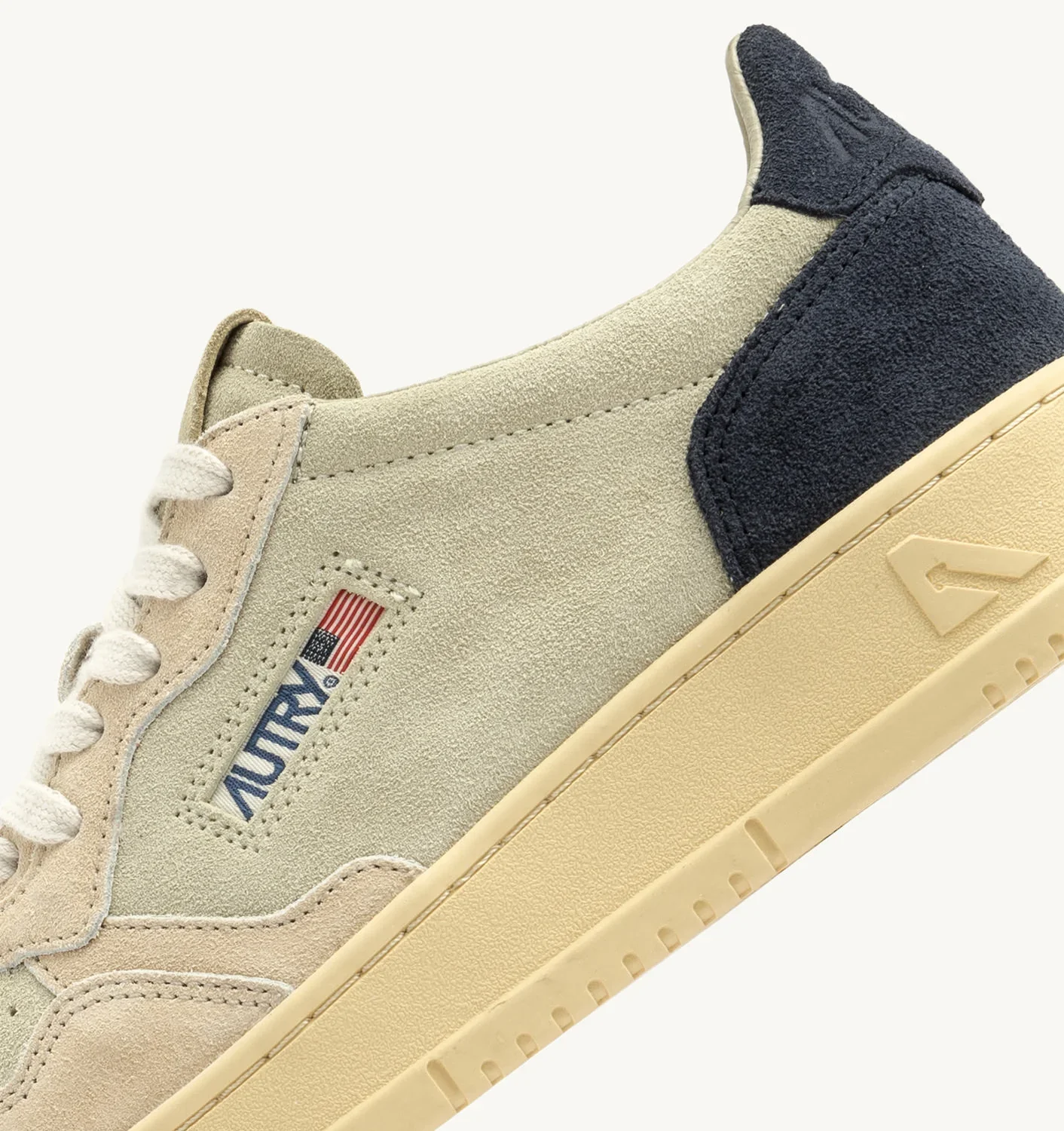AUTRY MEDALIST LOW TRICOLOR EN DAIM BEIGE ECRU ET BLUE SPACE – Image 7
