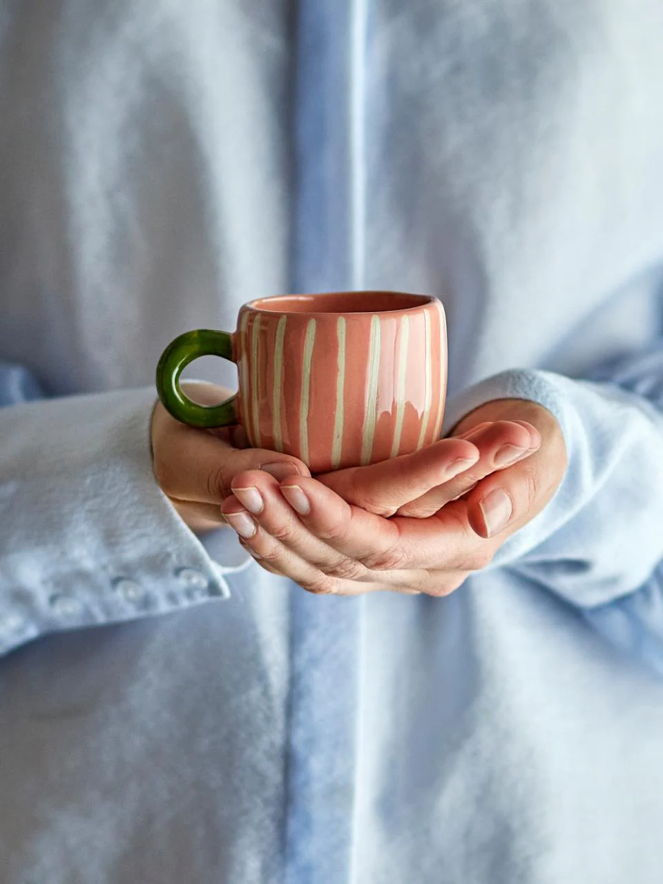 Tasse Nini rose en grès – Image 3