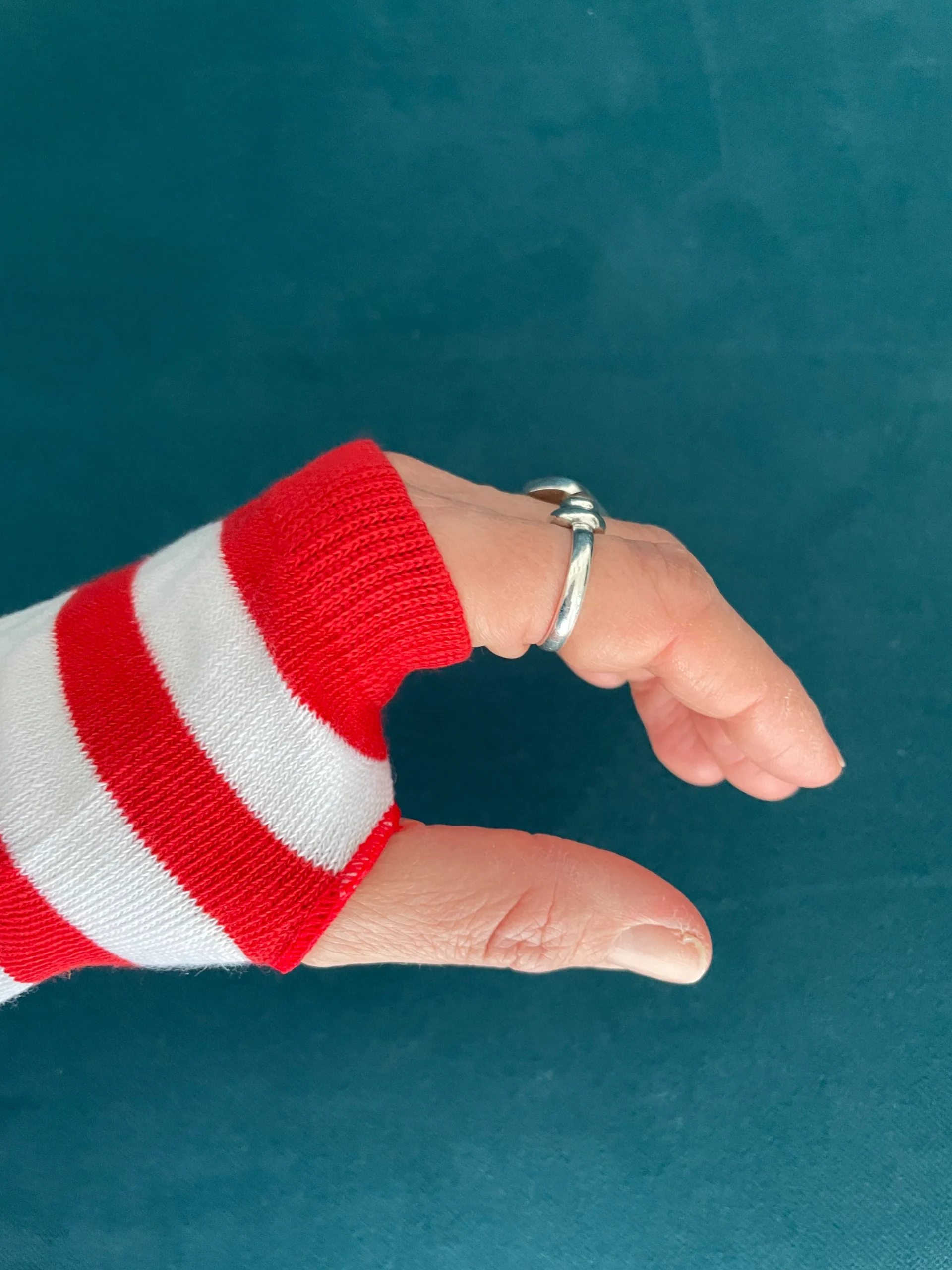 Longues mitaines rayées rouge et blanc – Image 3