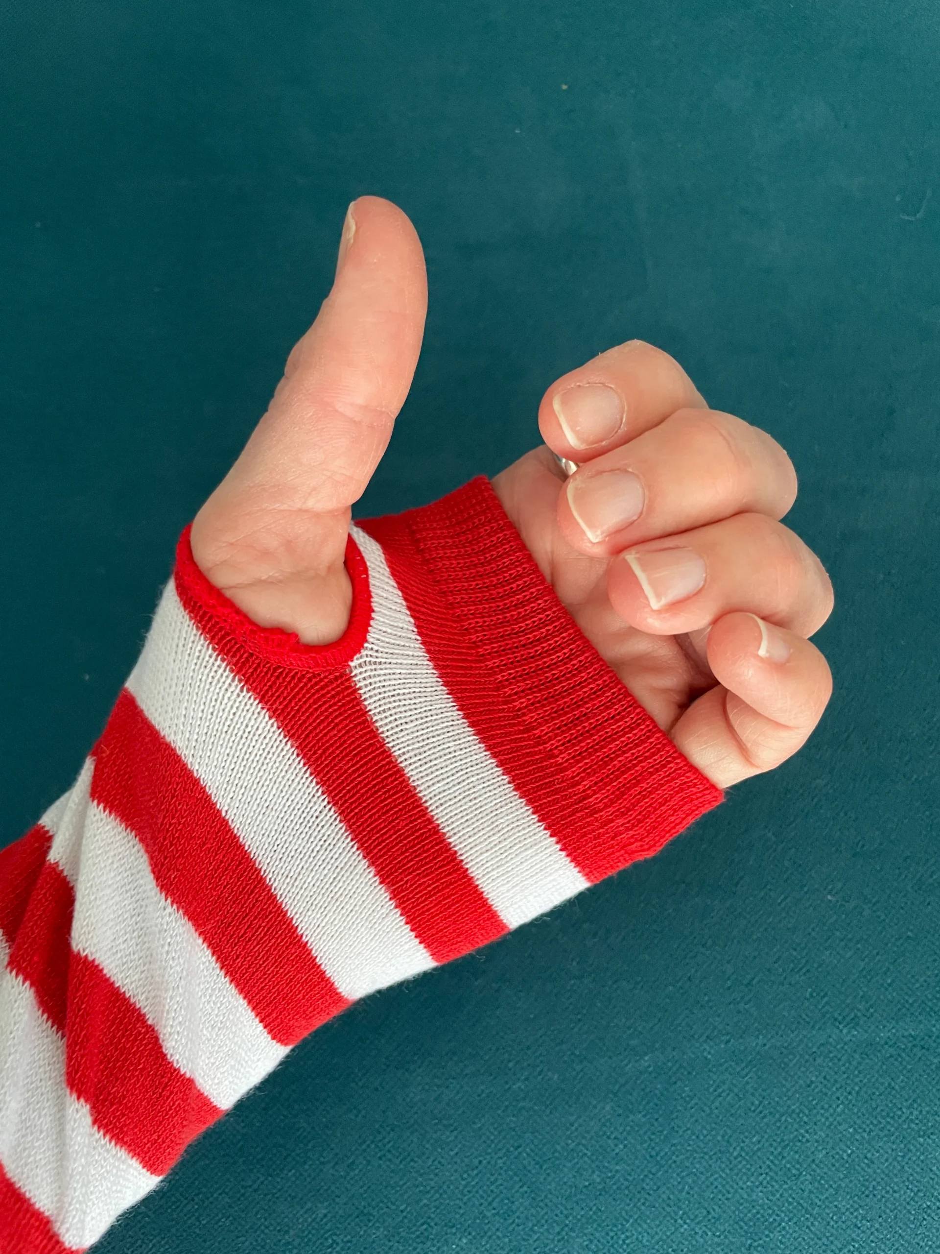 Longues mitaines rayées rouge et blanc – Image 4