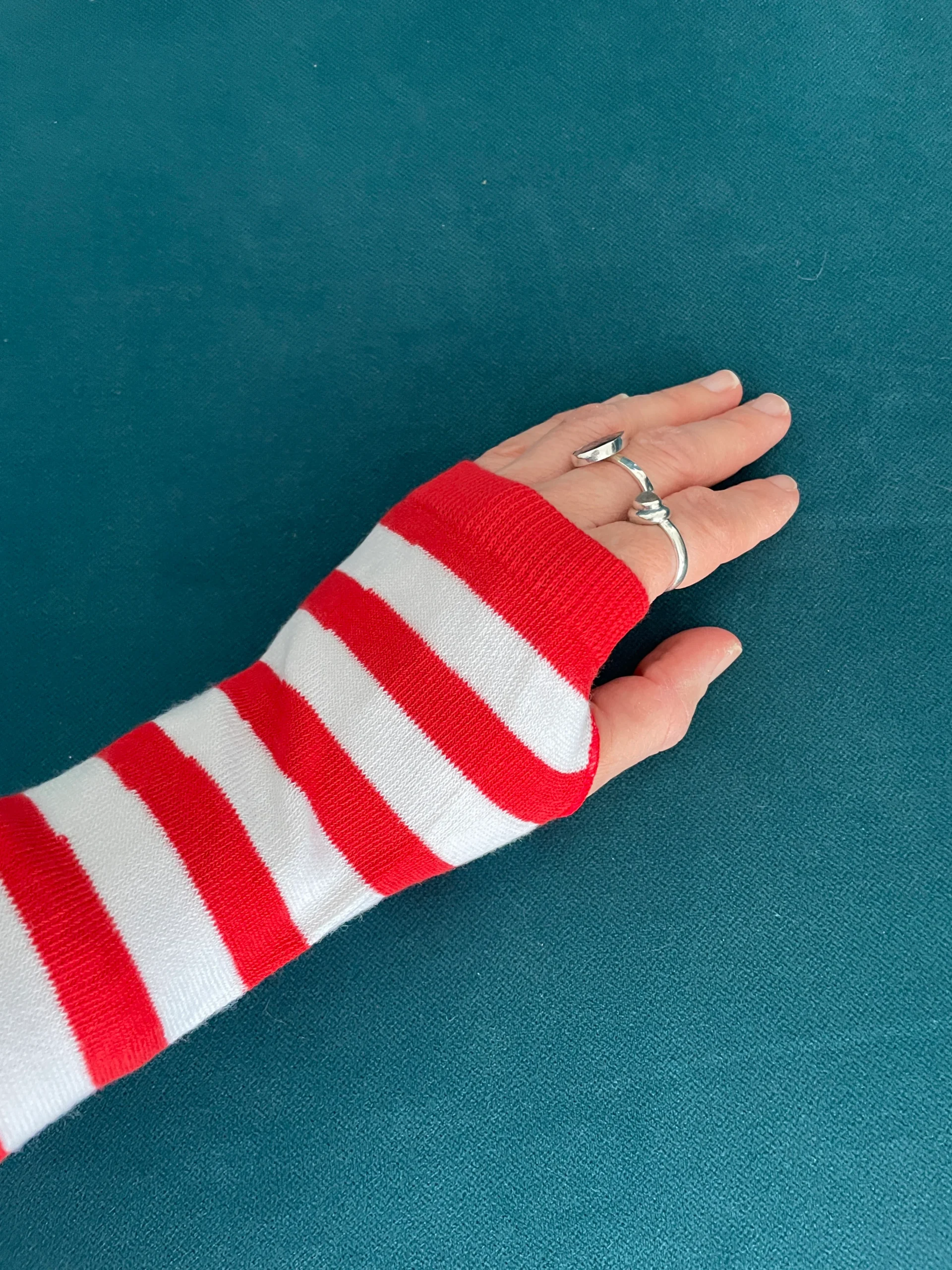 Longues mitaines rayées rouge et blanc – Image 2
